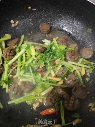 潮汕牛肉丸炒小芹菜步骤5