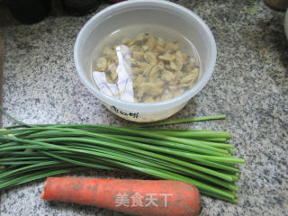 胡萝卜蛤蜊肉炒韭菜花步骤1