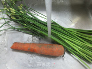 胡萝卜蛤蜊肉炒韭菜花步骤2