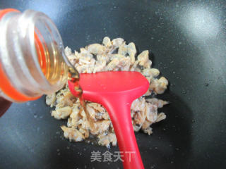 胡萝卜蛤蜊肉炒韭菜花步骤6