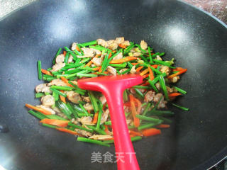 胡萝卜蛤蜊肉炒韭菜花步骤9