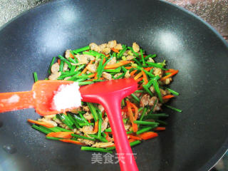 胡萝卜蛤蜊肉炒韭菜花步骤10