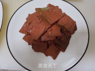 蒜苗炒鸭血步骤2
