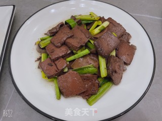 蒜苗炒鸭血步骤4