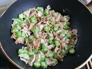 雷笋秋葵炒肉片步骤6