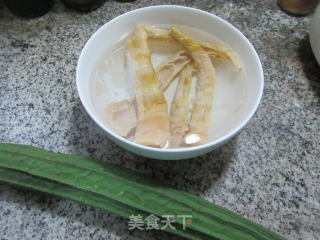 羊尾笋炒棱角丝瓜步骤1