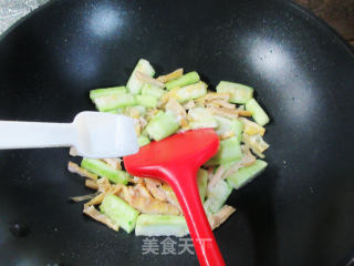 羊尾笋炒棱角丝瓜步骤7