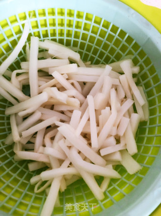 酸笋鸭脚煲步骤1