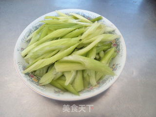 芹菜炒鱿鱼步骤2