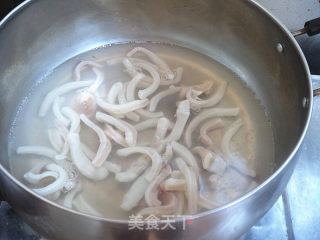 芹菜炒鱿鱼步骤4