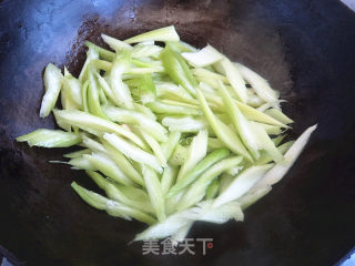 芹菜炒鱿鱼步骤6