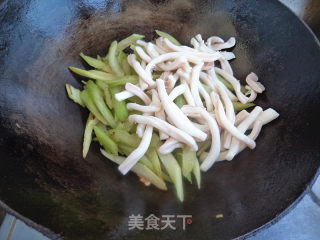 芹菜炒鱿鱼步骤7