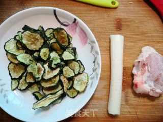 黄瓜干炒肉片步骤1