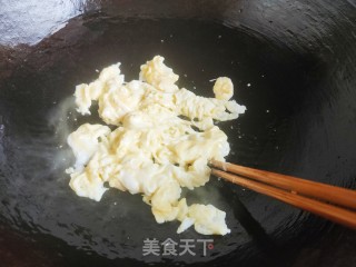 鸡蛋香干炒韭菜步骤3