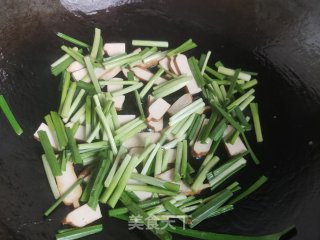 鸡蛋香干炒韭菜步骤5