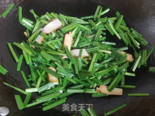 鸡蛋香干炒韭菜步骤6