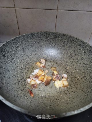 猪肉渣炒手撕包菜步骤2