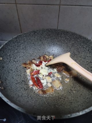 猪肉渣炒手撕包菜步骤3