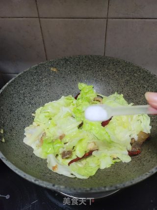 猪肉渣炒手撕包菜步骤6