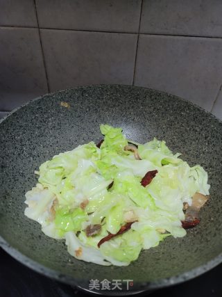 猪肉渣炒手撕包菜步骤5
