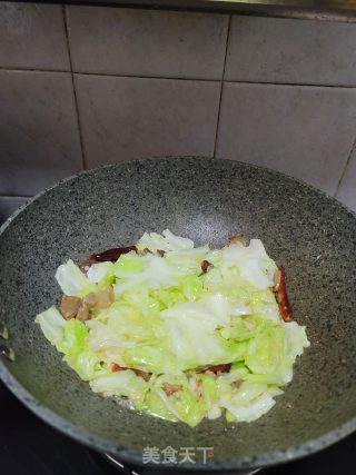 猪肉渣炒手撕包菜步骤7