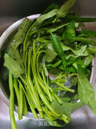 小米辣蒜蓉炒空心菜步骤1