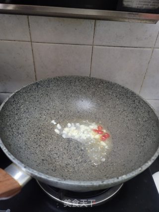 小米辣蒜蓉炒空心菜步骤4