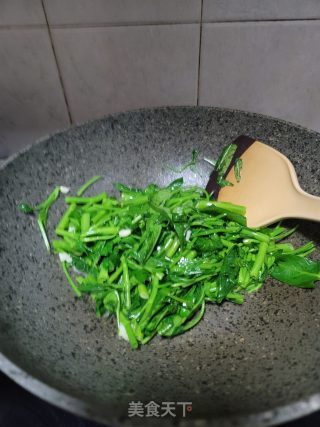 小米辣蒜蓉炒空心菜步骤6