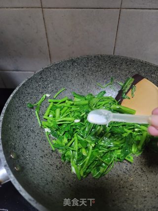 小米辣蒜蓉炒空心菜步骤7
