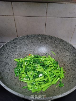 小米辣蒜蓉炒空心菜步骤8