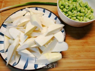 酸甜可口又开胃～果香味茭白炒毛豆步骤3