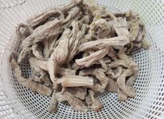 线椒炒笋子步骤1