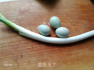 大葱炒鸡蛋步骤1