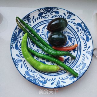 松花蛋炒辣椒步骤2