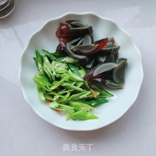松花蛋炒辣椒步骤3