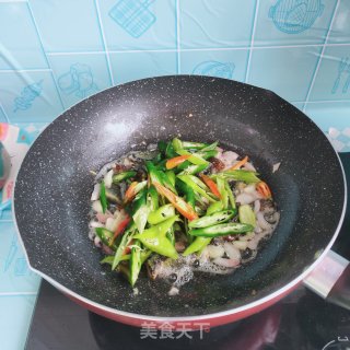 松花蛋炒辣椒步骤7