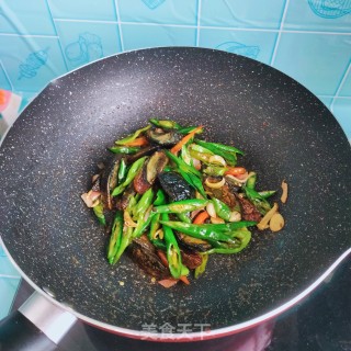 松花蛋炒辣椒步骤8