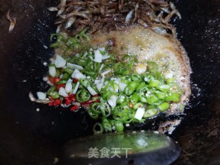韭菜花炒鱼嫩子步骤5