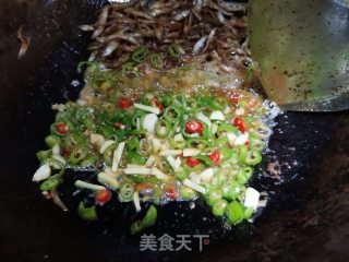 韭菜花炒鱼嫩子步骤6