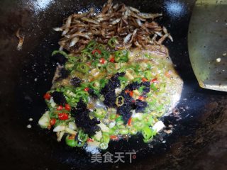 韭菜花炒鱼嫩子步骤7