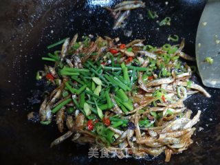 韭菜花炒鱼嫩子步骤8