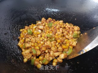 玉米粒炒鸡丁步骤6