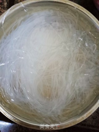 蒜蓉焖粉丝步骤1