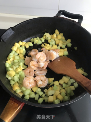 菠萝黄瓜虾仁步骤7