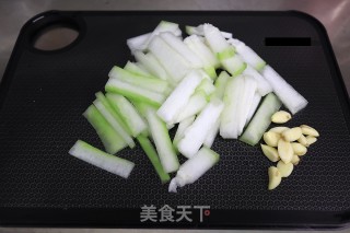 清香爽口的蒜烧冬瓜条步骤1
