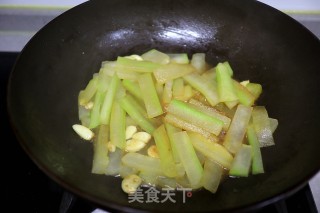 清香爽口的蒜烧冬瓜条步骤6