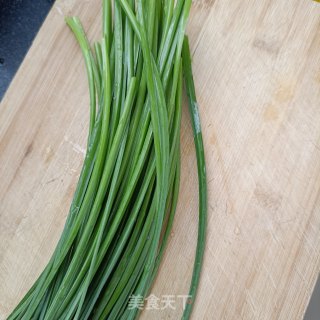 烤肠炒韭苔步骤2