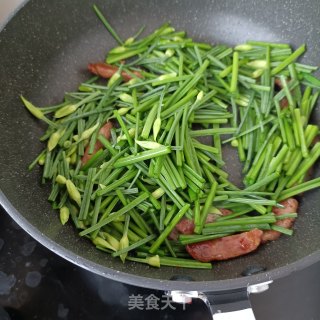 烤肠炒韭苔步骤7