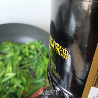 烤肠炒韭苔步骤8