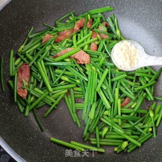 烤肠炒韭苔步骤10